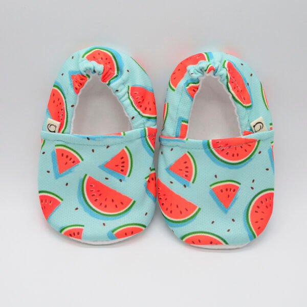 Zapatitos Sandias fondo celeste