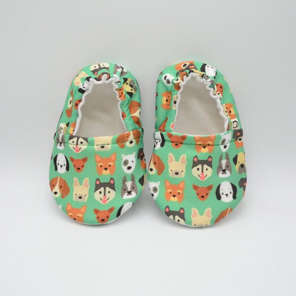 Zapatitos Perrito Fondo Verde